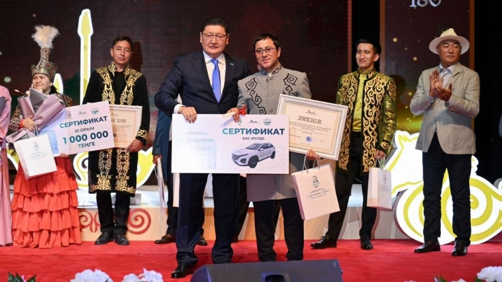 Карагандинец победил на республиканском айтысе в Семее