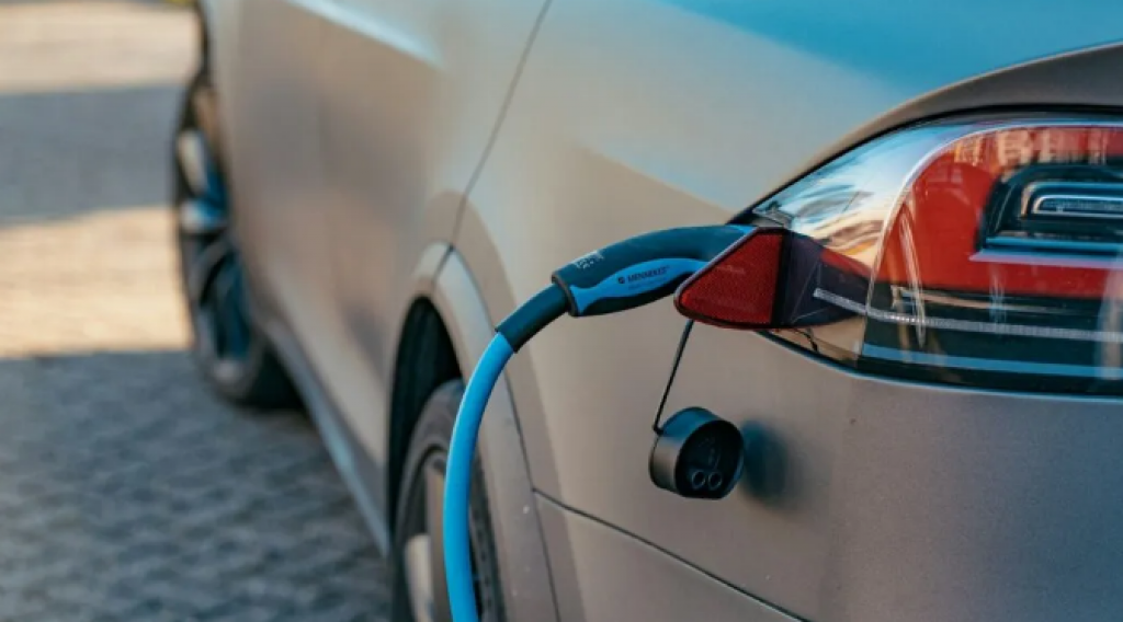 Когда на трассах появятся зарядные станции, рассказали в Минтранспорта