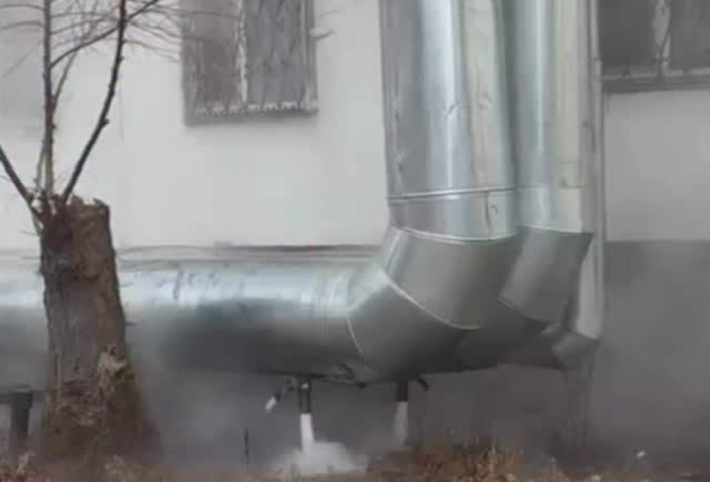 Горячая вода под окнами: в Темиртау сброс с тепломагистрали проводили возле жилого дома