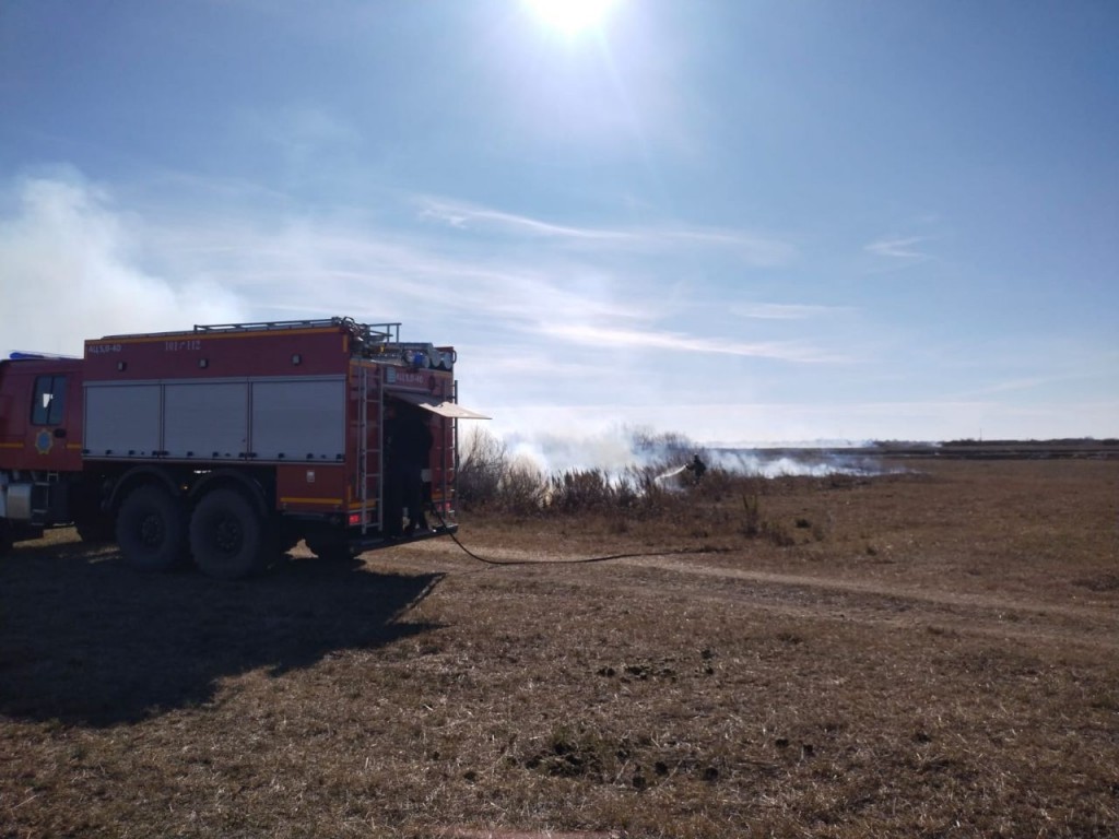 Қарағанды облысында демалыс күндері ондаған гектар құрғақ шөп өртенді