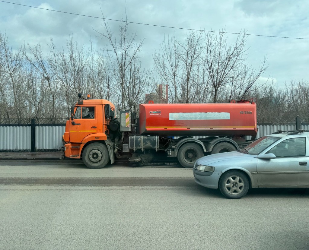 В Караганде начали мыть дороги и тротуары
