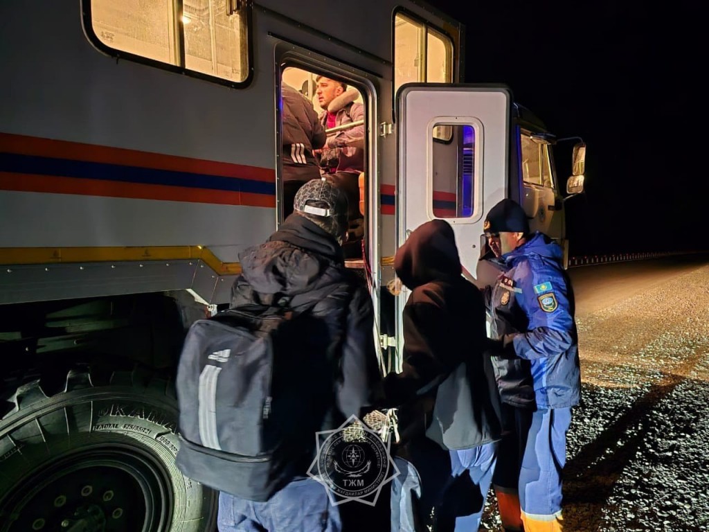 20 человек эвакуировали с автодороги в Карагандинской области