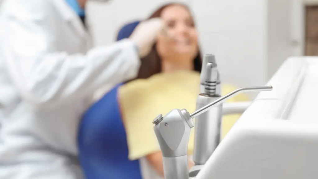 «Почему опять виноваты только мы?»: стоматологи о скандале вокруг “пенсионки“