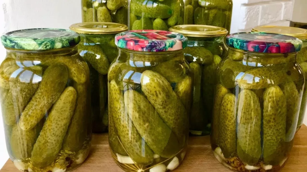 Скоро Новый год: обеспечит ли себя Казахстан солеными огурцами и помидорами