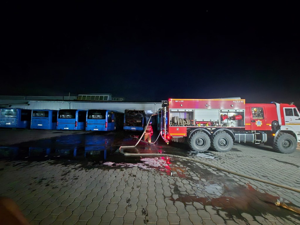 Ночной пожар в автопарке: в Шахтинске от огня пострадали три автобуса