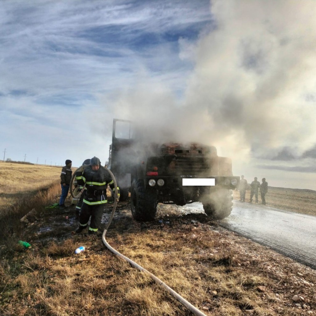На трассе Караганда – Каркаралинск произошел пожар: горел грузовой автомобиль