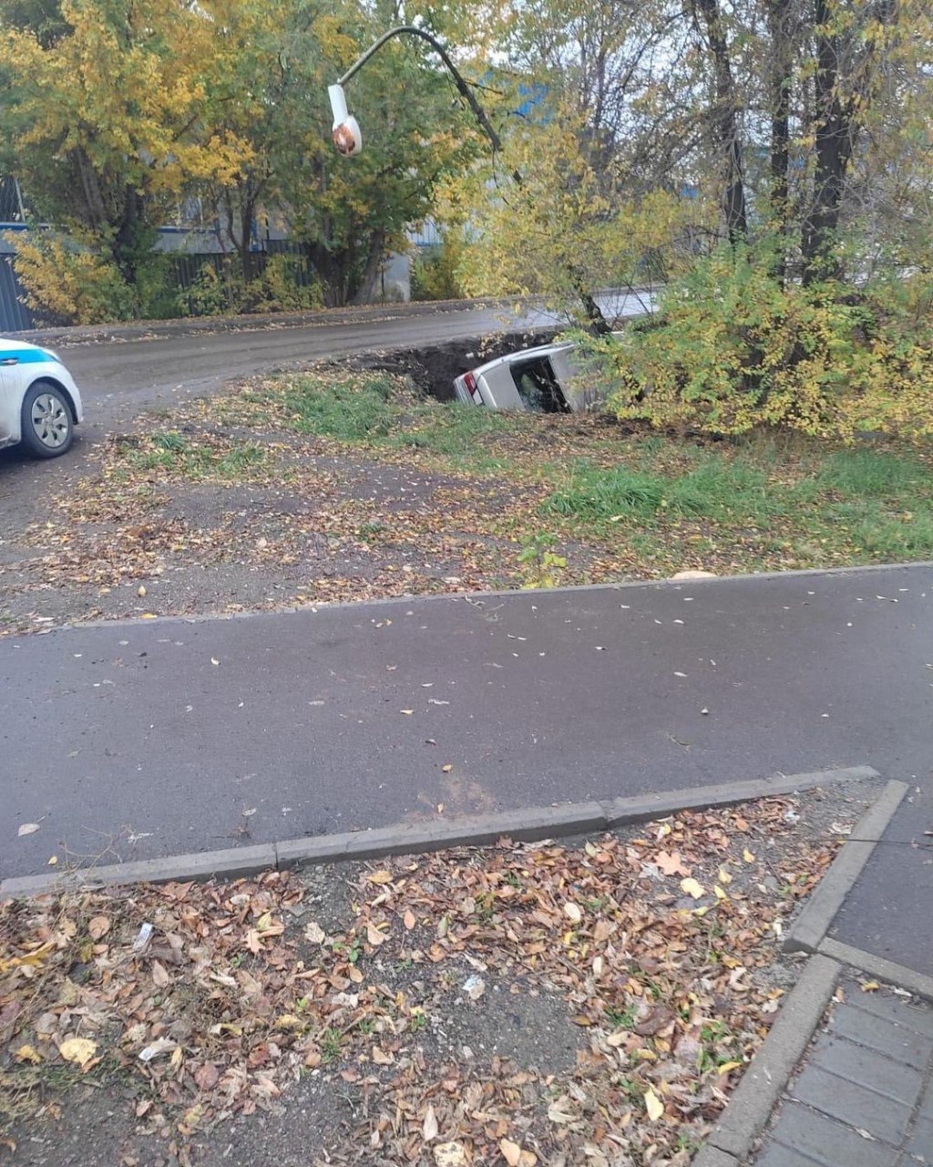 В Караганде водитель Mercedes сбил опору освещения и оказался в арыке