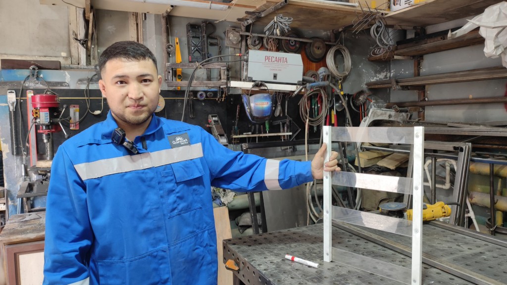 «Чтобы спасти детей»: житель Темиртау открыл производство защитных решеток на окна