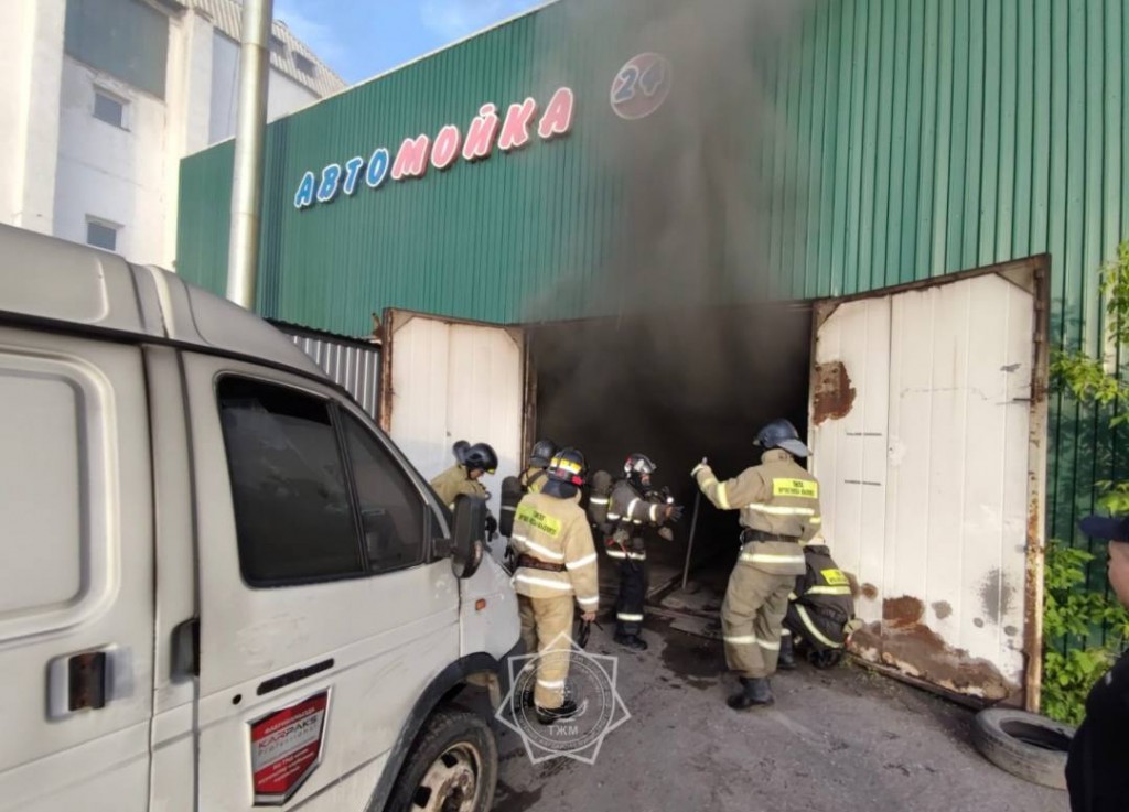 Пожарные вытолкнули автомобиль из горящей автомойки в Темиртау