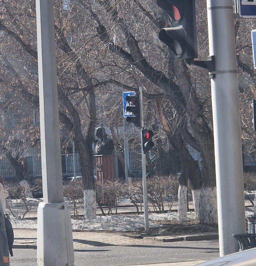На один из центральных перекрёстков Караганды вернули пешеходный светофор