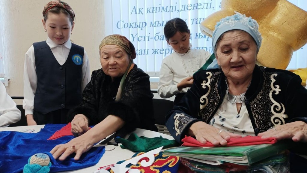 Учат детей ремёслам и житейской мудрости в Школе бабушек в Сарани