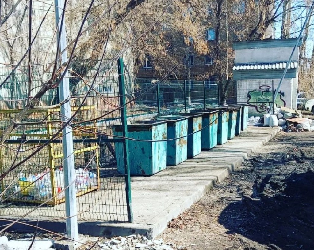 После зимы в Караганде начали убирать мусорные площадки