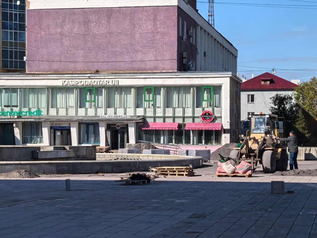 В Караганде обновляют пешеходную зону возле каскада фонтанов