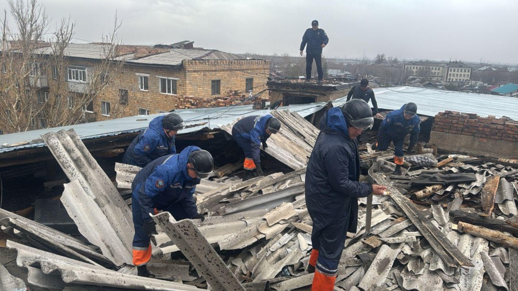 Кровлю с шести зданий сорвал ураганный ветер в Карагандинской области