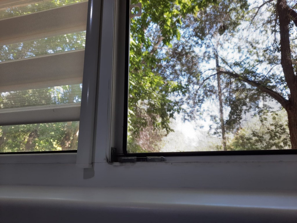 Десятилетняя девочка выпала из окна в Караганде