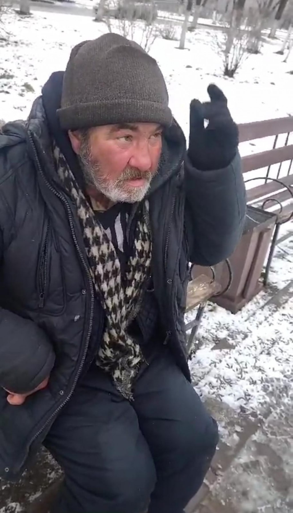 В Караганде живущий на улице мужчина отказался от помощи социальных работников