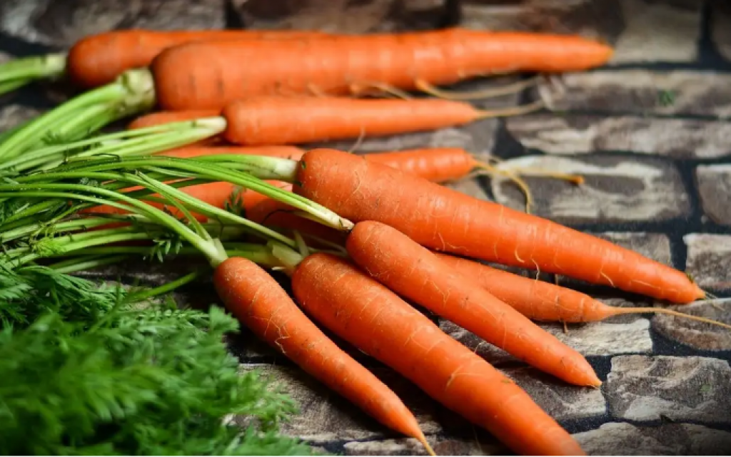 В Казахстане подешевели яйца, лук и морковь