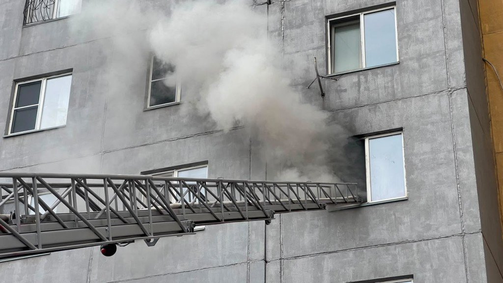 Девять человек спасли во время пожара в карагандинской многоэтажке