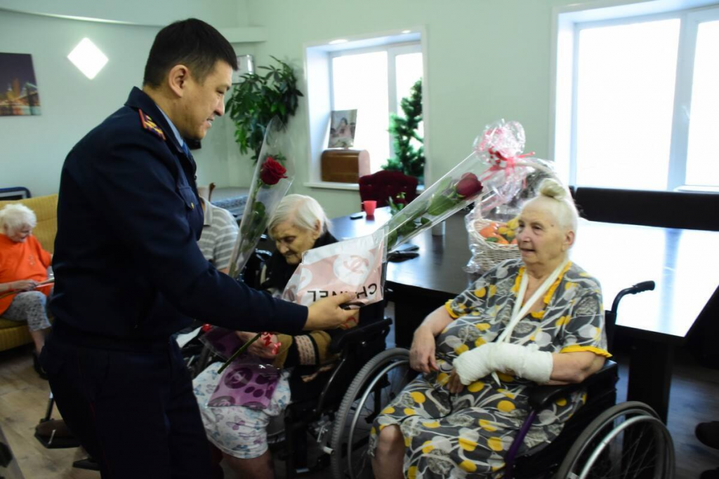 Жильцов пансионата для пожилых навестили карагандинские полицейские