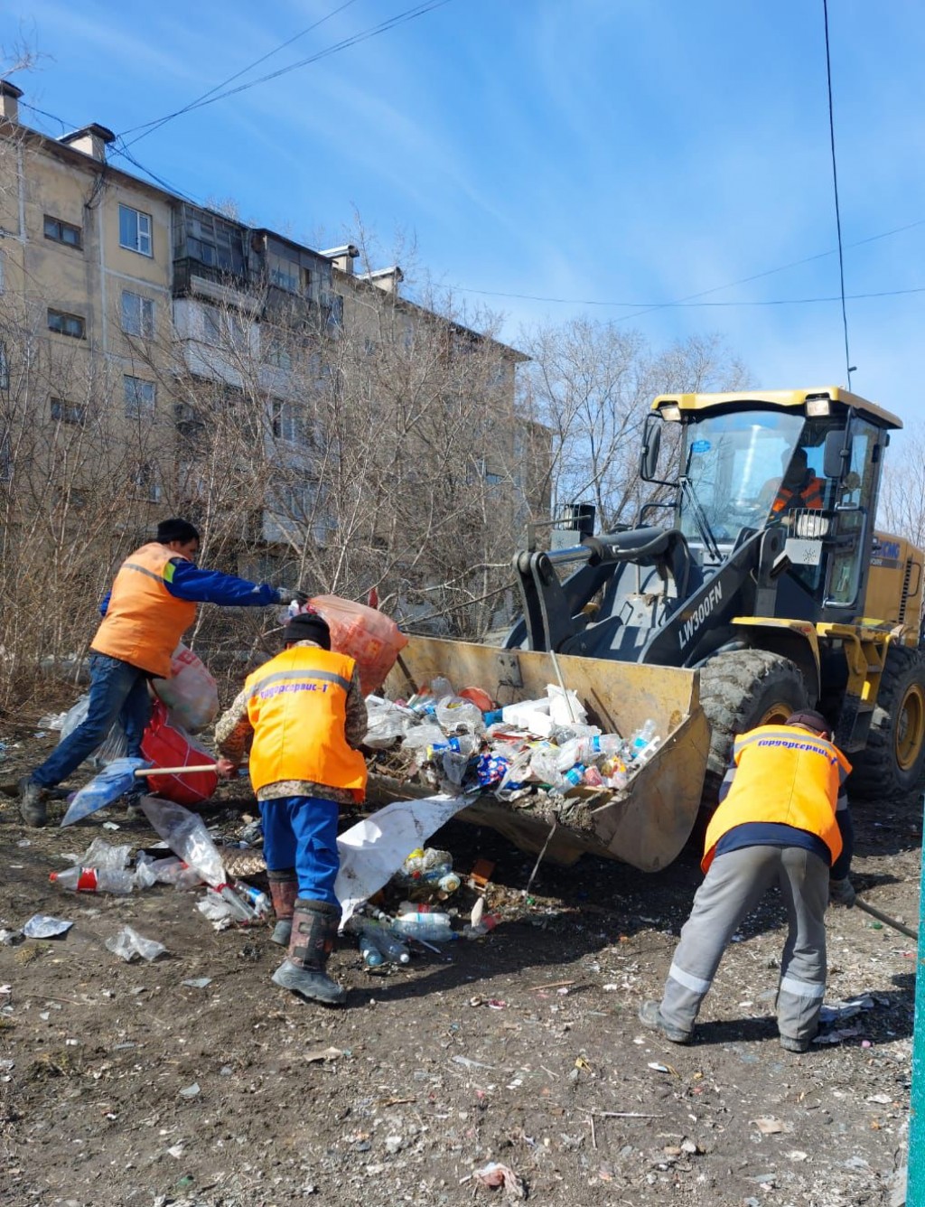 Полторы тысячи жителей вышли на субботник в Темиртау