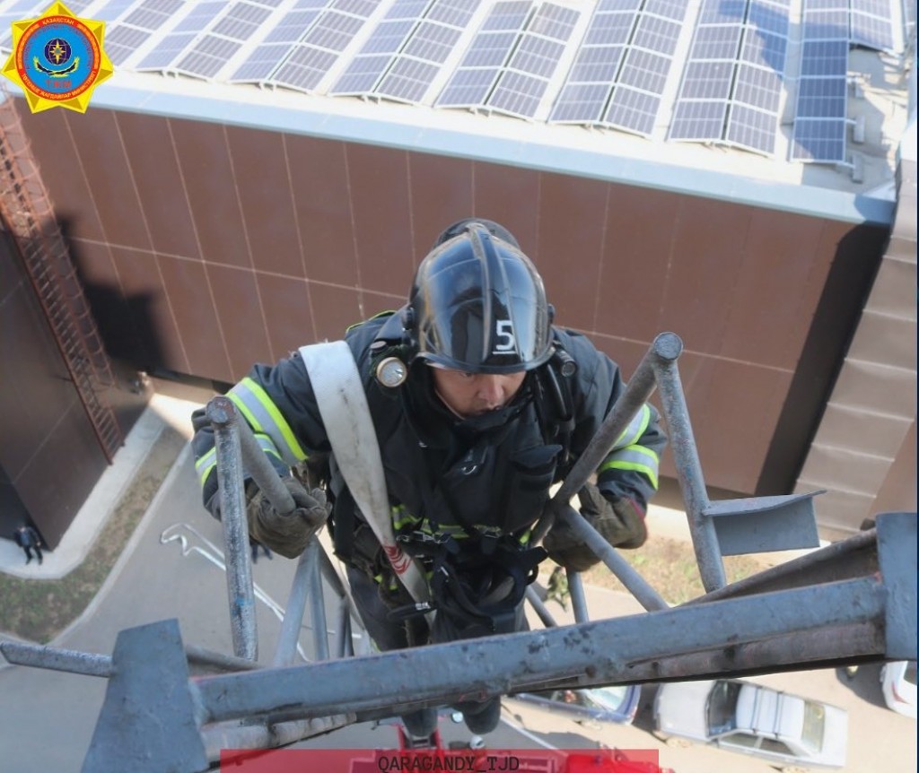 В Караганде продолжаются пожарно-тактические занятия по ликвидации условного пожара в многоэтажных жилых домах