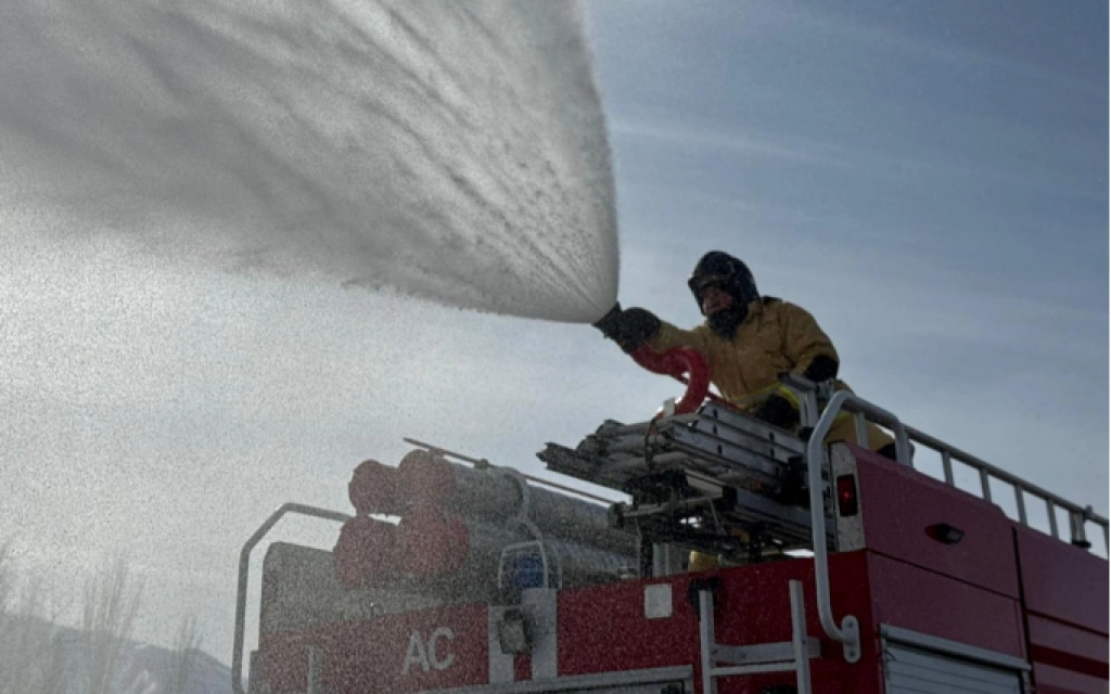 Депутат предложил разрешить пожарным убирать авто, мешающие проезду к месту ЧС