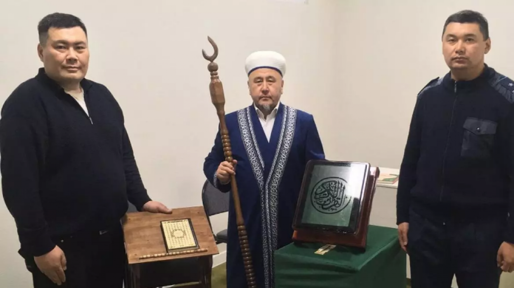 Осужденные сделали посох и шкатулку для новой мечети в Караганде