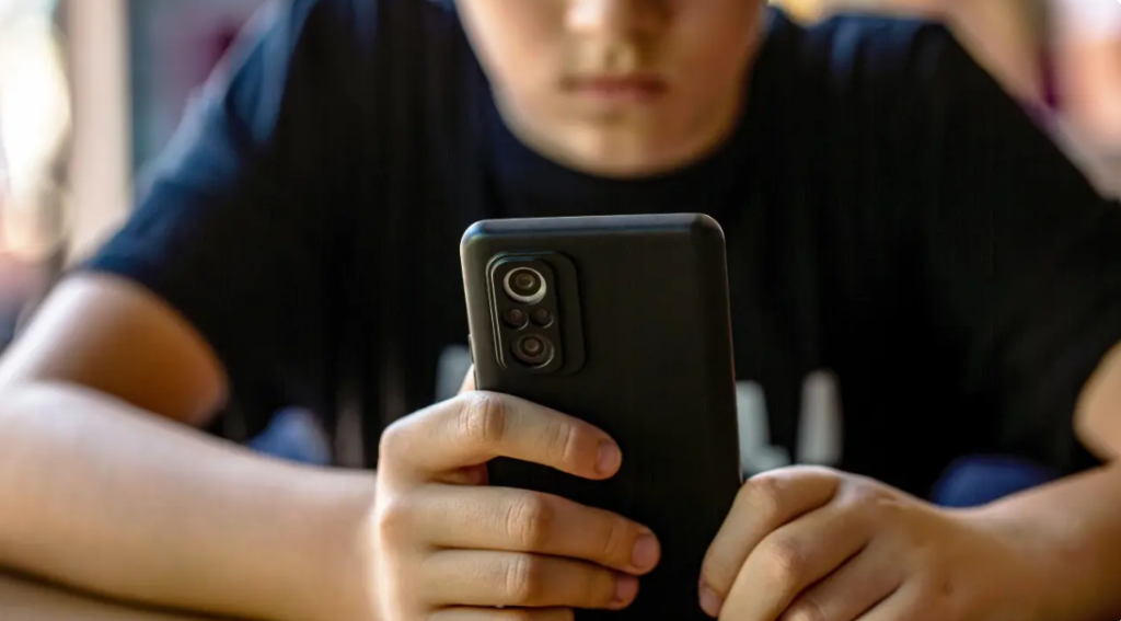 Лжеучителя звонят казахстанским школьникам и выманивают банковские данные