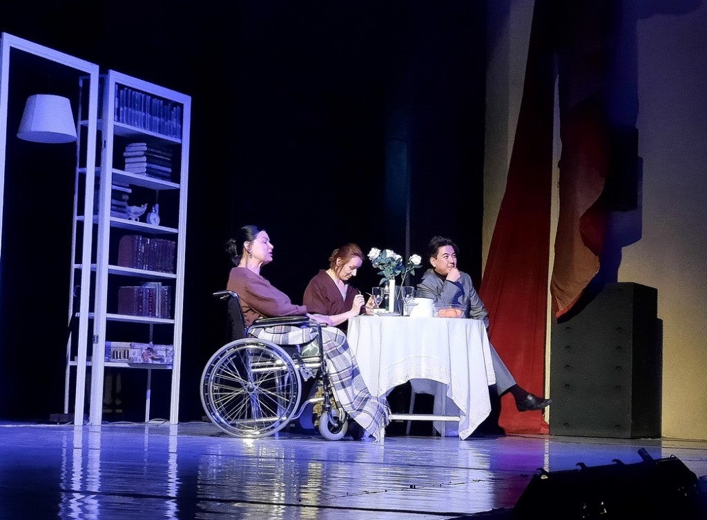 Мен үйге шәуетсіз және трусикасыз келдім.