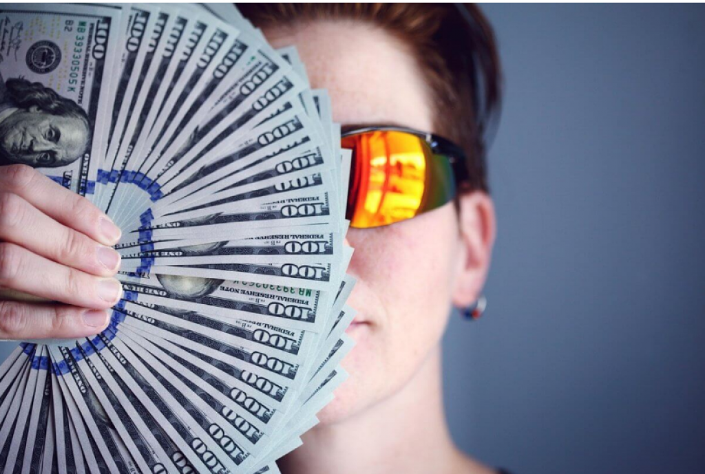 Казахстанцам предлагают 100 долларов за открытие банковских счетов