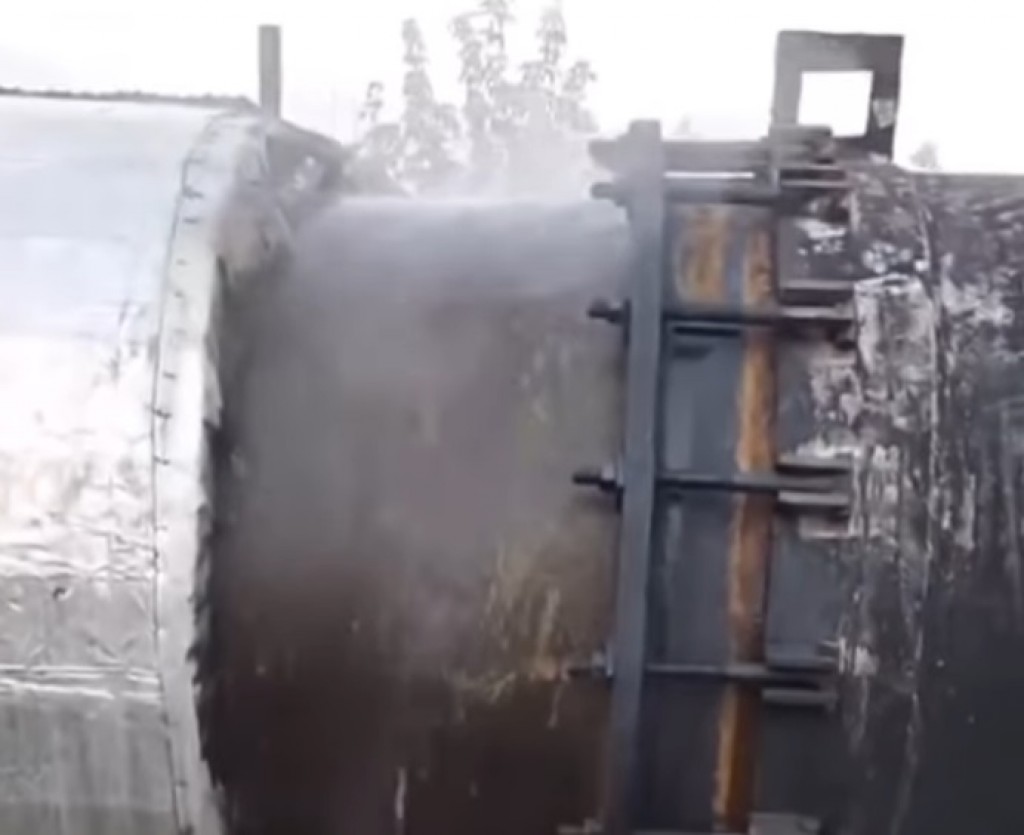 В Караганде на тепломагистрали произошла течь