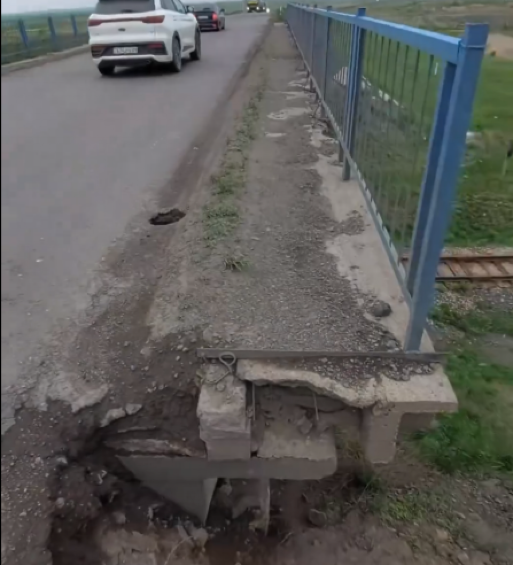 Карагандинцы опасаются обрушения путепровода на трассе в сторону Павлодара