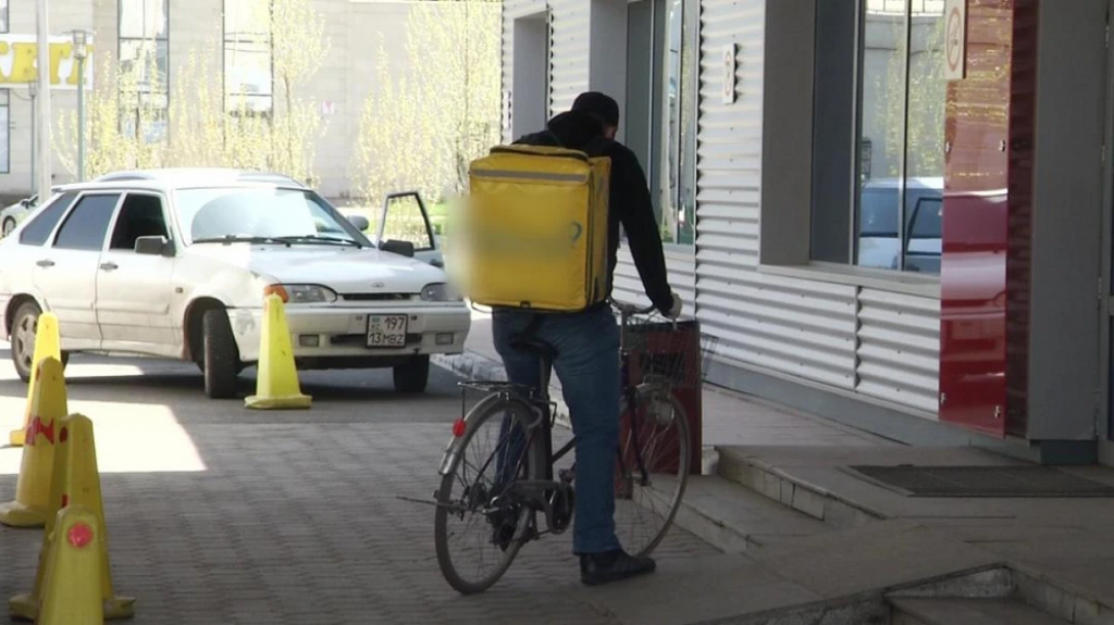 Таксистов и курьеров обяжут платить налоги в Казахстане с 1 июля