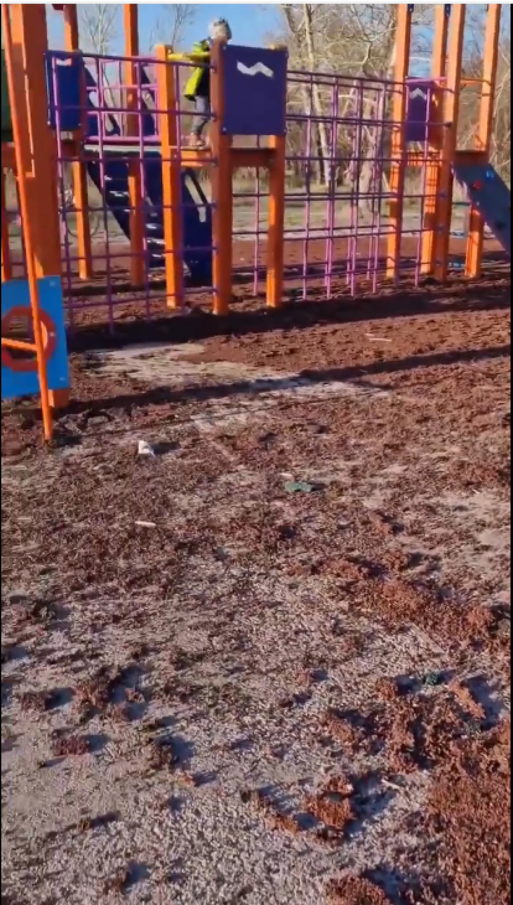 Карагандинцы остались недовольны качеством новой детской площадки в 23-м микрорайоне