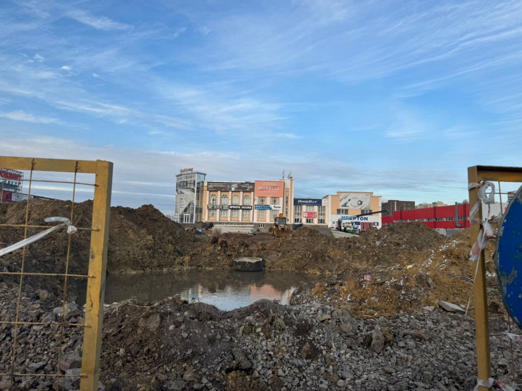 Қарағандыда Республика даңғылындағы жол учаскесі төселген кезде