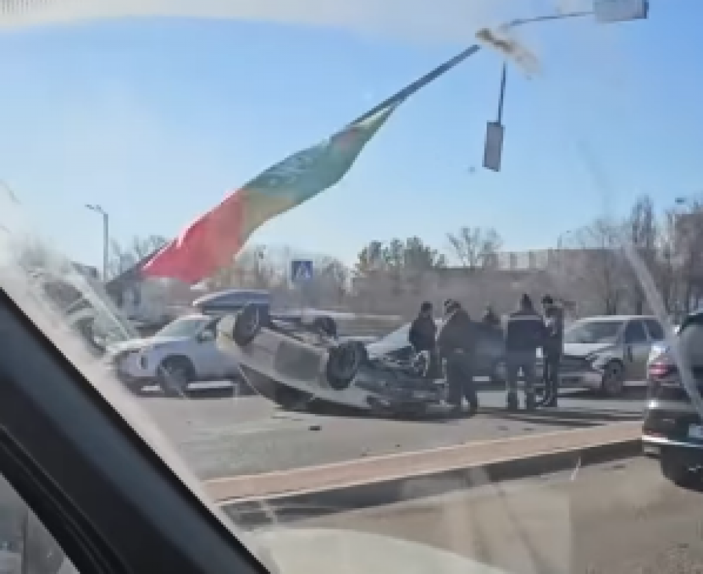 В Караганде в результате ДТП перевернулся автомобиль