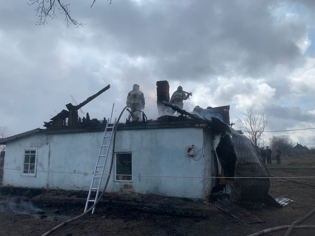 В поселке Долинка сгорела крыша частного дома