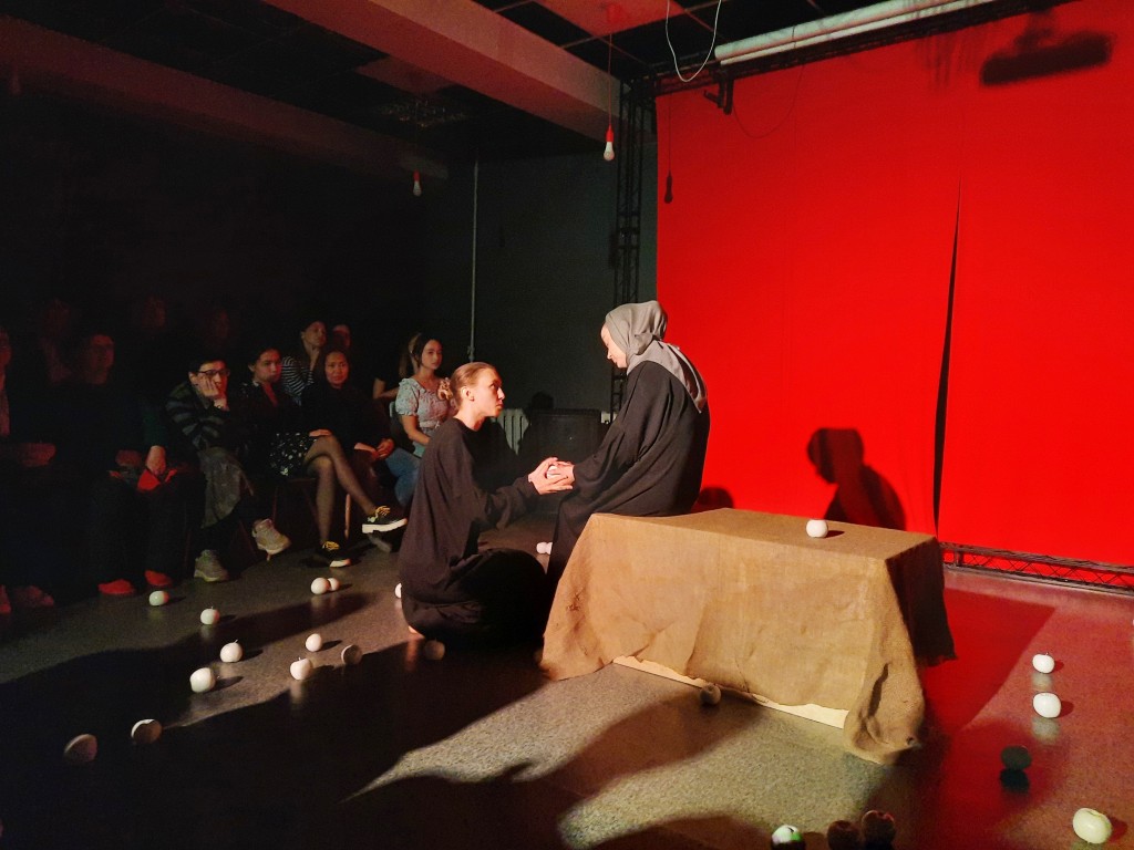 Разные эпохи, одна трагедия: премьера в независимом театре Караганды