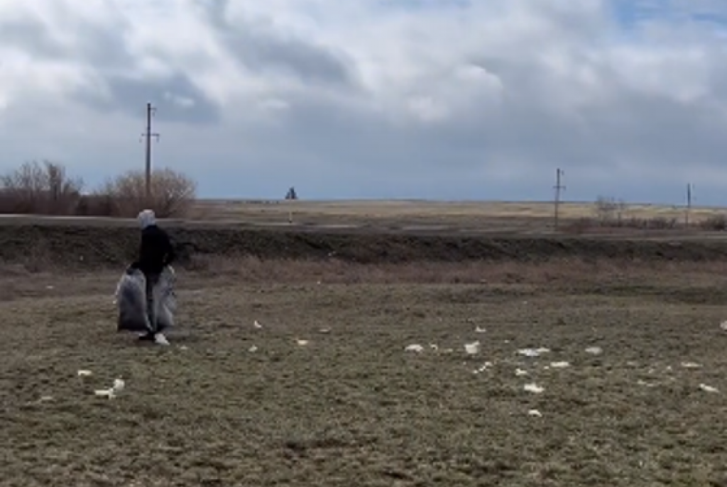 Экоактивисты из села Кокпекты провели субботник вдоль трассы Караганда – Каркаралинск