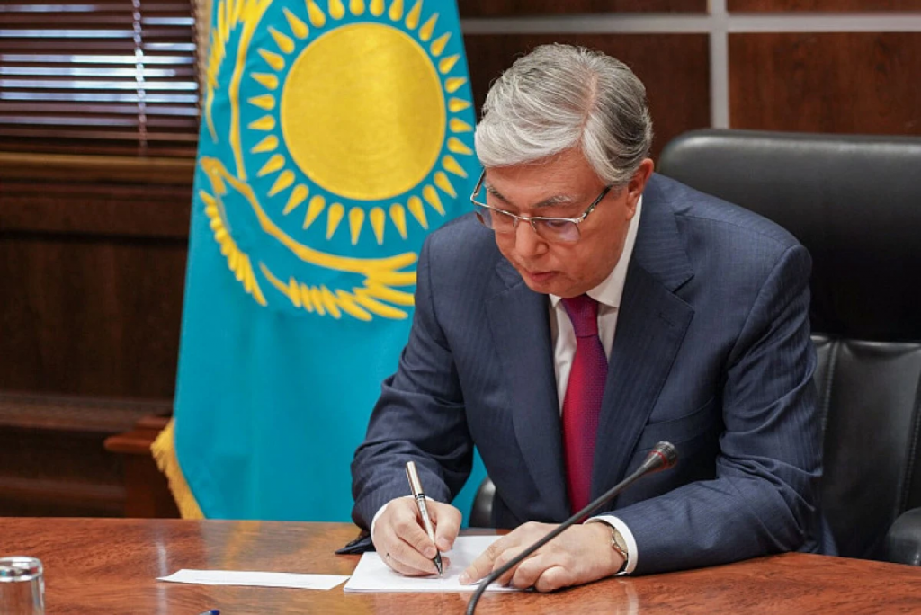 Қасым-Жомарт Тоқаев 2026-2028 жылдарға арналған бюджетті бекітті
