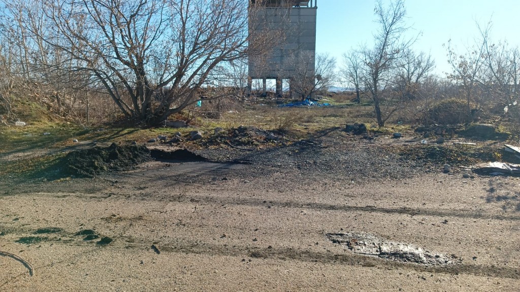 Ветслужба убрала стихийную свалку на окраине Караганды, где гнил труп лошади