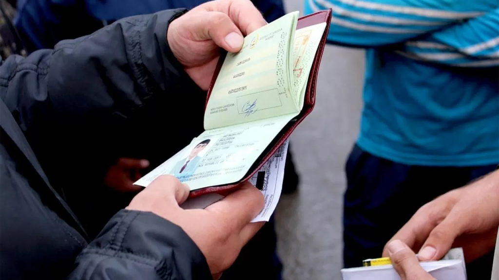 Всех мигрантов через «одно окно»: как в Казахстане будут идентифицировать и отслеживать мигрантов