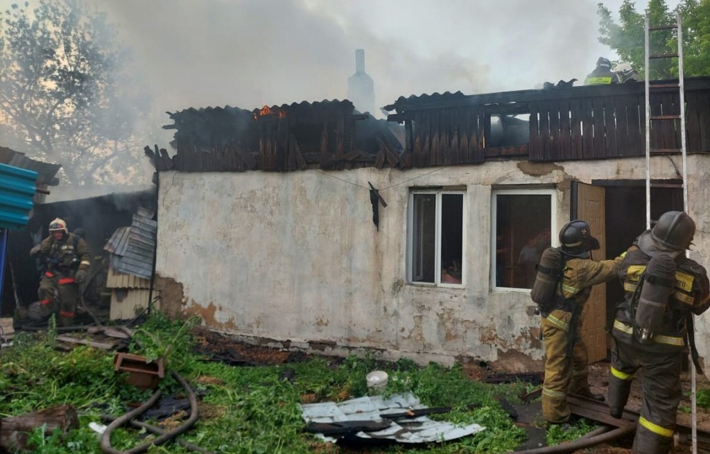 Два частных дома спасли от огня огнеборцы в Сарани