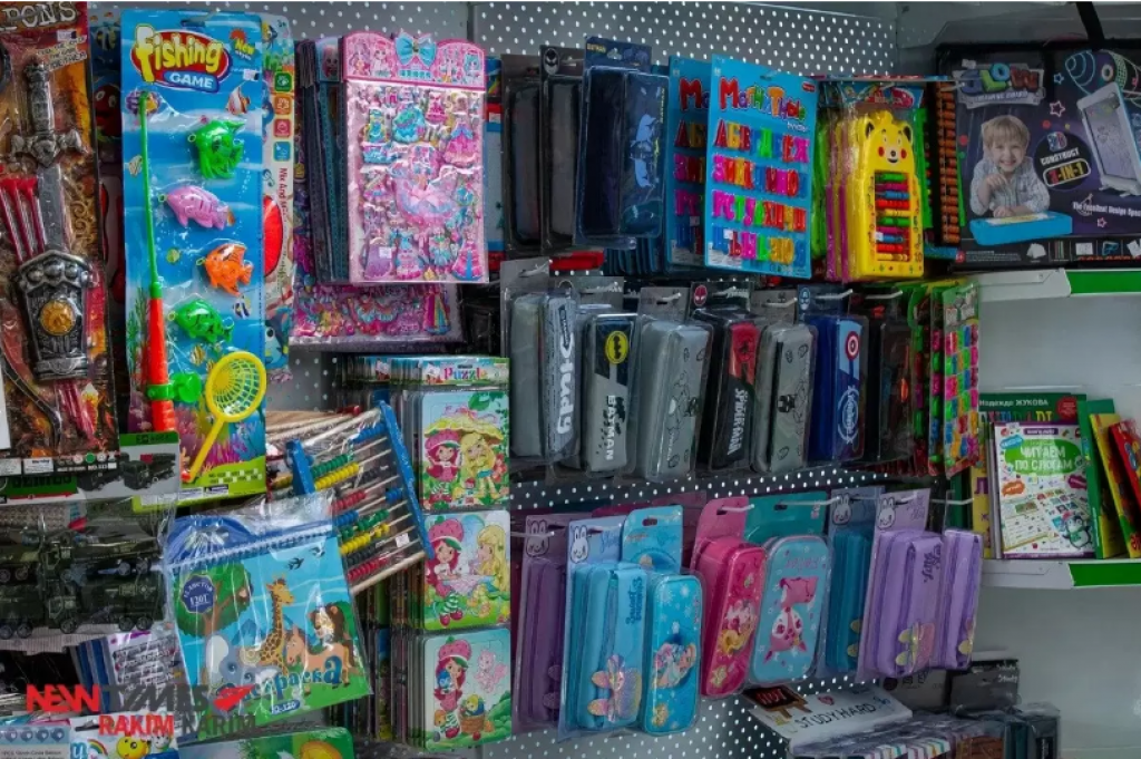 Более трети казахстанцев ежегодно берет займы, чтобы собрать детей в школу