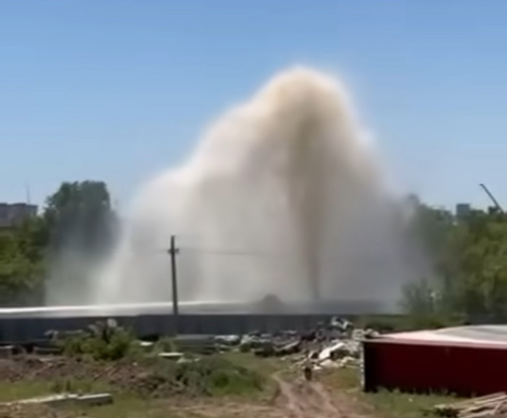 В Караганде в районе ХМК образовался огромный фонтан воды