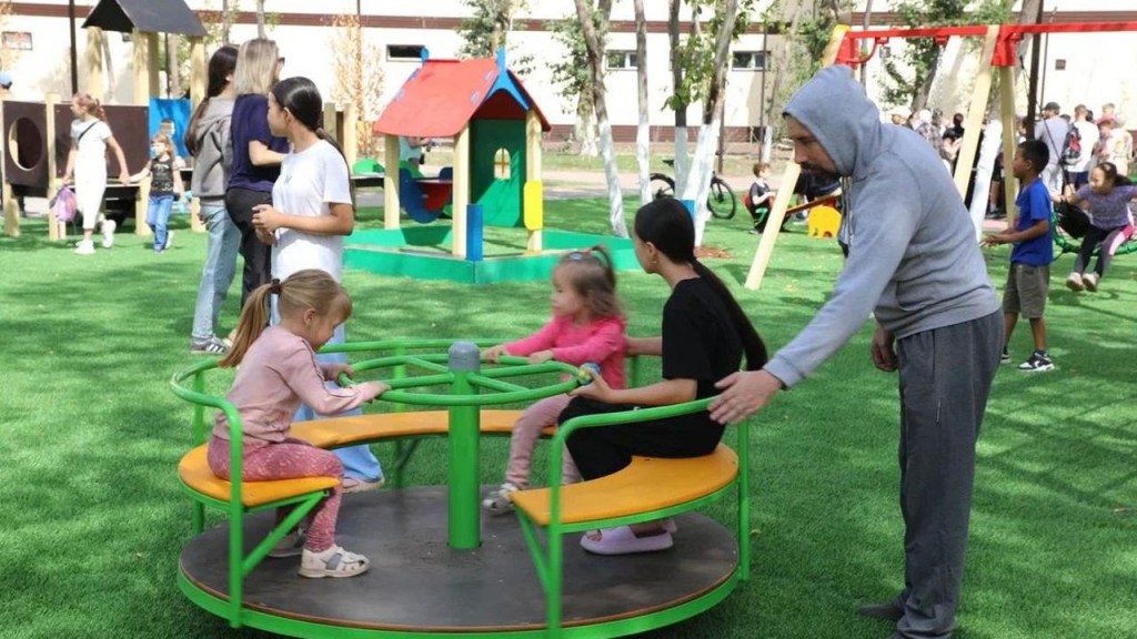 В День Конституции карагандинцам подарили новый сквер