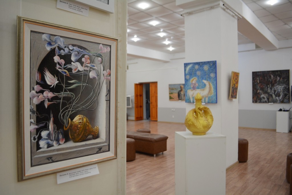 Танцуют краски на палитре: выставка Союза художников открылась в карагандинском музее ИЗО