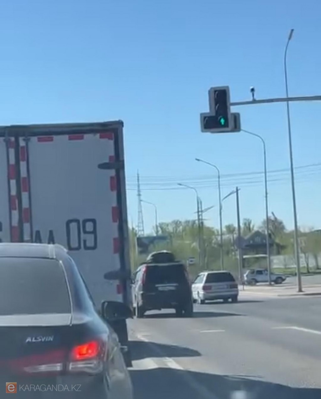 Водители жалуются на пробки у автоцентра в Караганде после изменения работы светофора