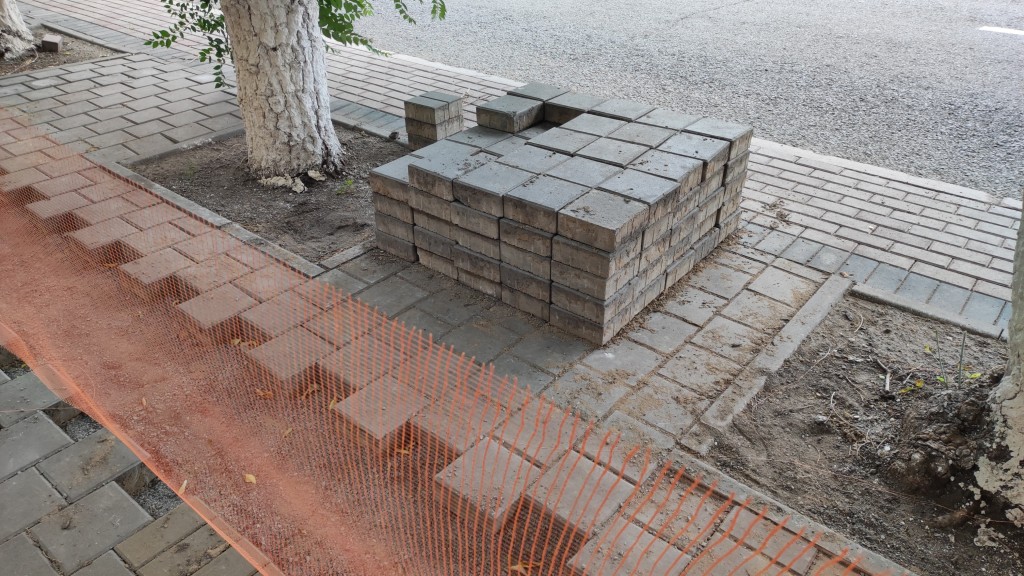 Карагандинские технологии: на Бухар жырау новую плитку демонтировали ради коммуникаций