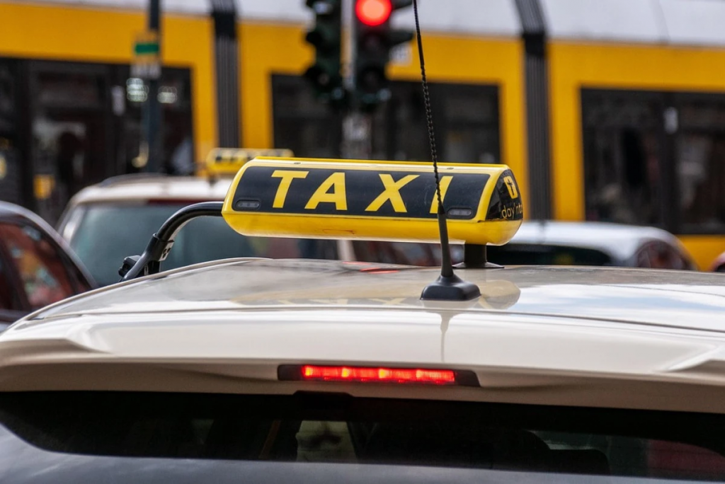 Домогательства и риски для пассажиров такси: что думает об этом Минтранспорта